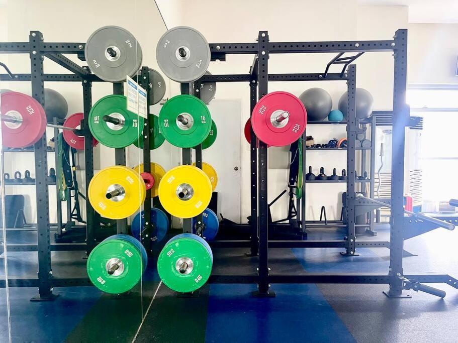 Suzi Bgc With Sauna, Gym, Netflix, Pool & High Speed Internet