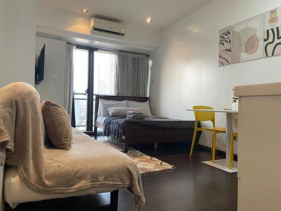 At Makati Center With Fast Net, Netflix And 40in Tv Apartment Manila