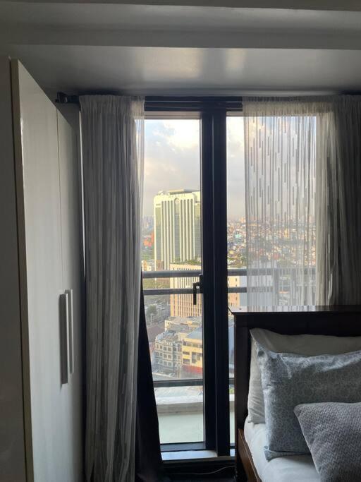 Apartment At Makati Center With Fast Net, Netflix And 40in Tv