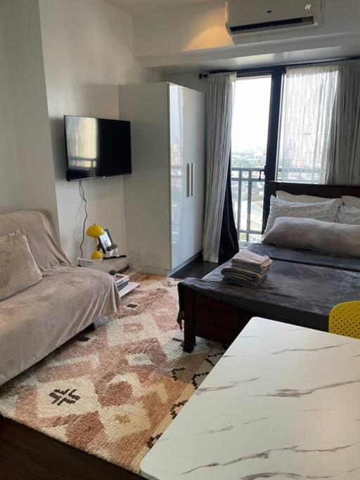At Makati Center With Fast Net, Netflix And 40in Tv Apartment *