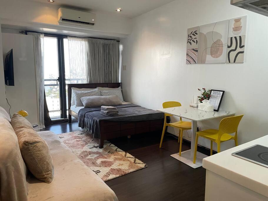 Apartment At Makati Center With Fast Net, Netflix And 40in Tv