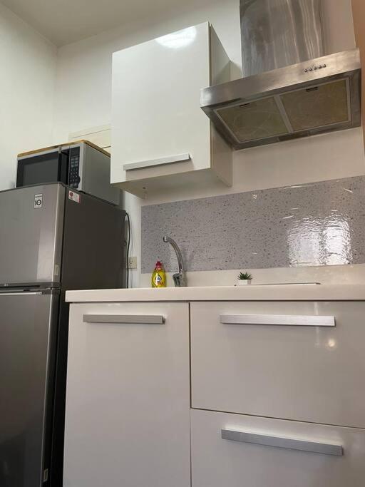 At Makati Center With Fast Net, Netflix And 40in Tv Apartment