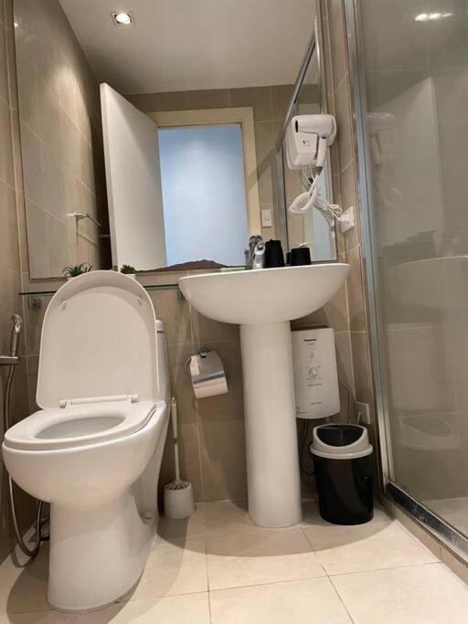 At Makati Center With Fast Net, Netflix And 40in Tv Apartment