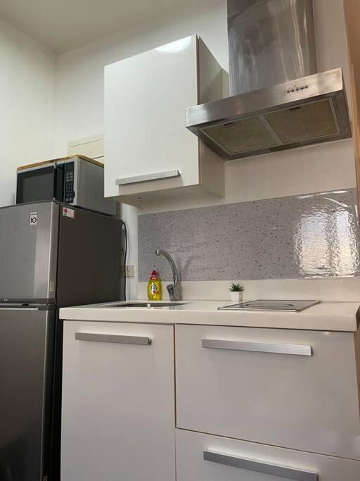 At Makati Center With Fast Net, Netflix And 40in Tv Apartment