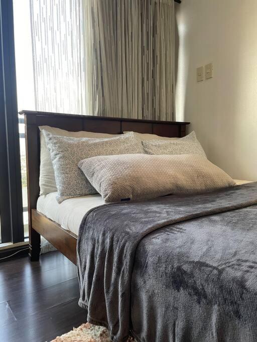 At Makati Center With Fast Net, Netflix And 40in Tv Apartment