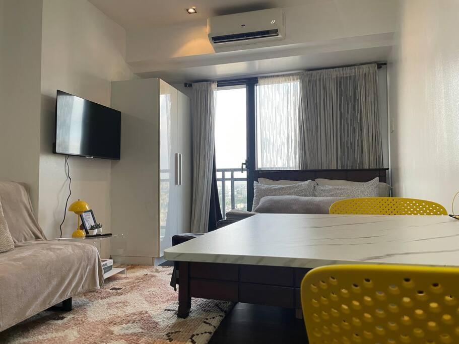 At Makati Center With Fast Net, Netflix And 40in Tv * Manila
