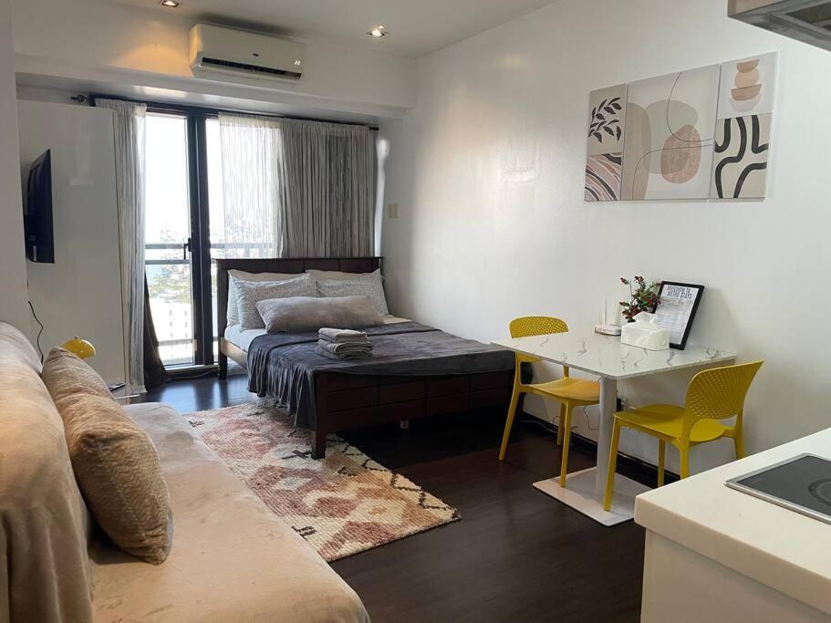 At Makati Center With Fast Net, Netflix And 40in Tv Apartment Manila