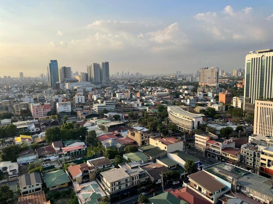 At Makati Center With Fast Net, Netflix And 40in Tv Apartment