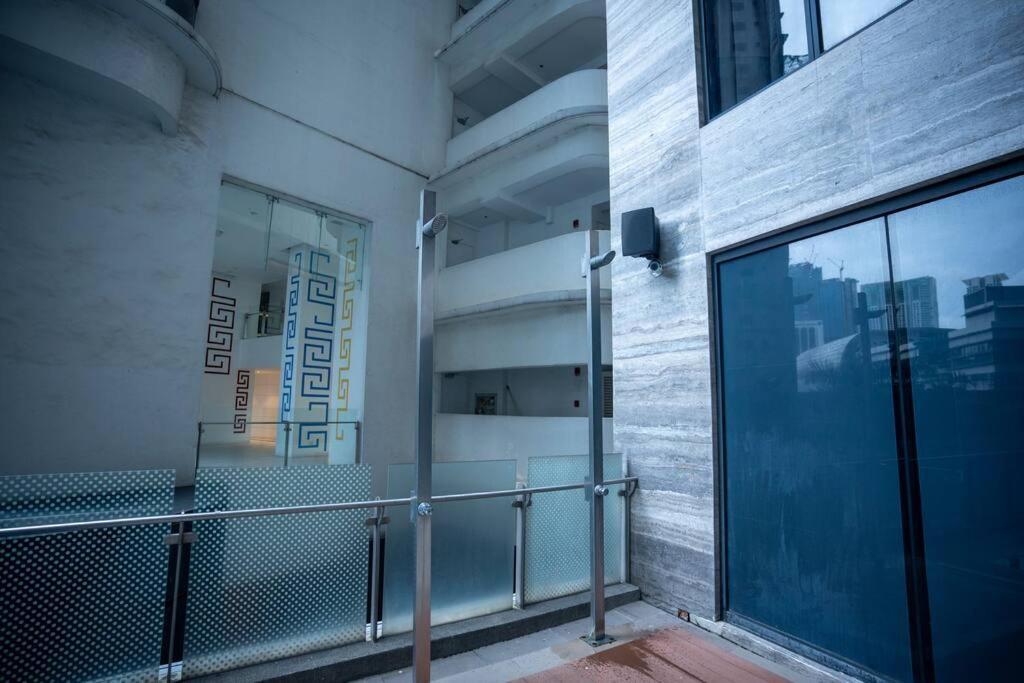 At Makati Center With Fast Net, Netflix And 40in Tv Apartment Manila