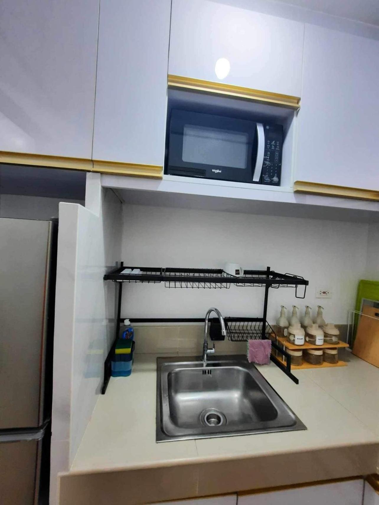 Happy Staycation Apartment
