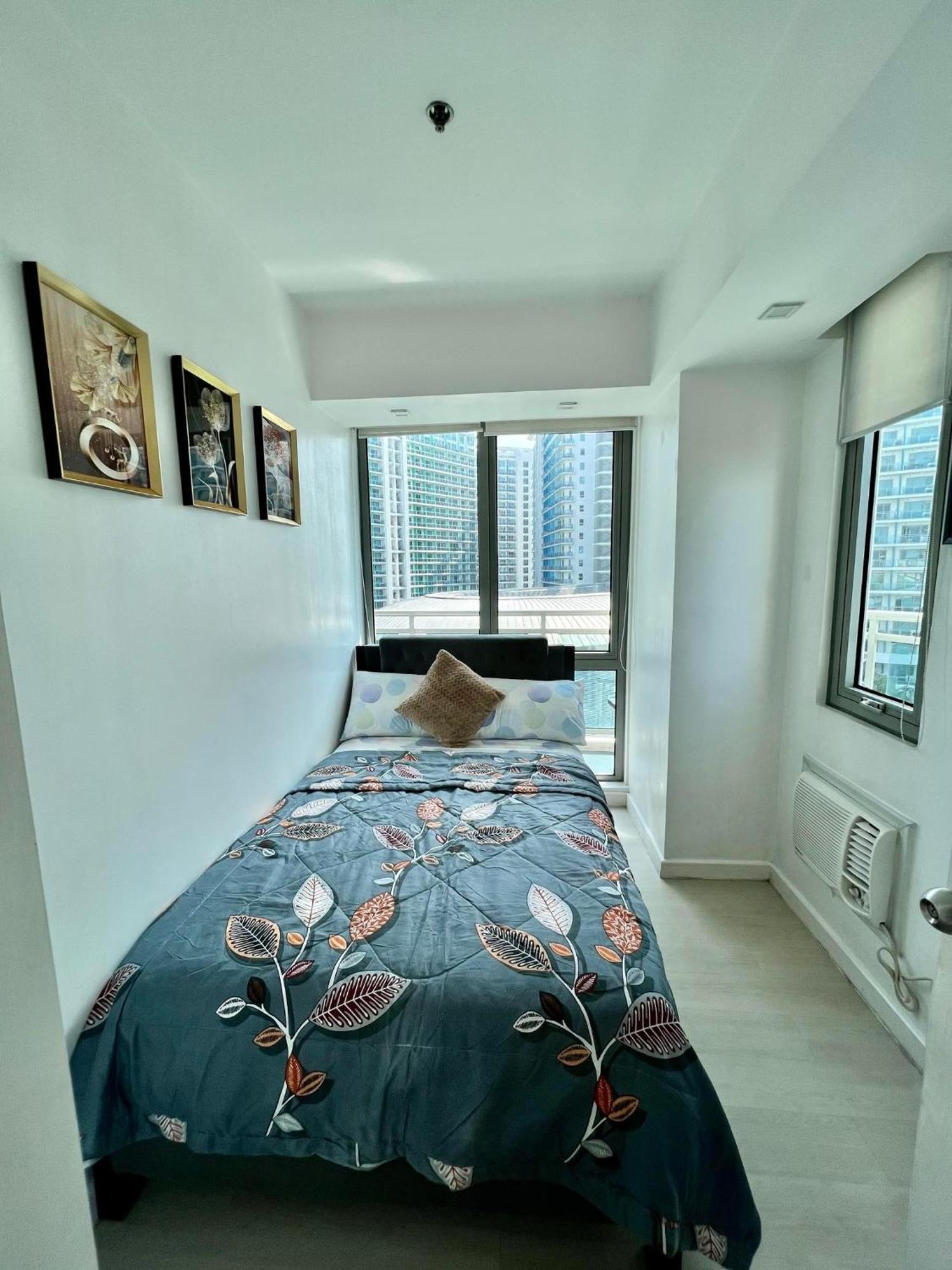 Azure Beach Residences Staycation Aparthotel *