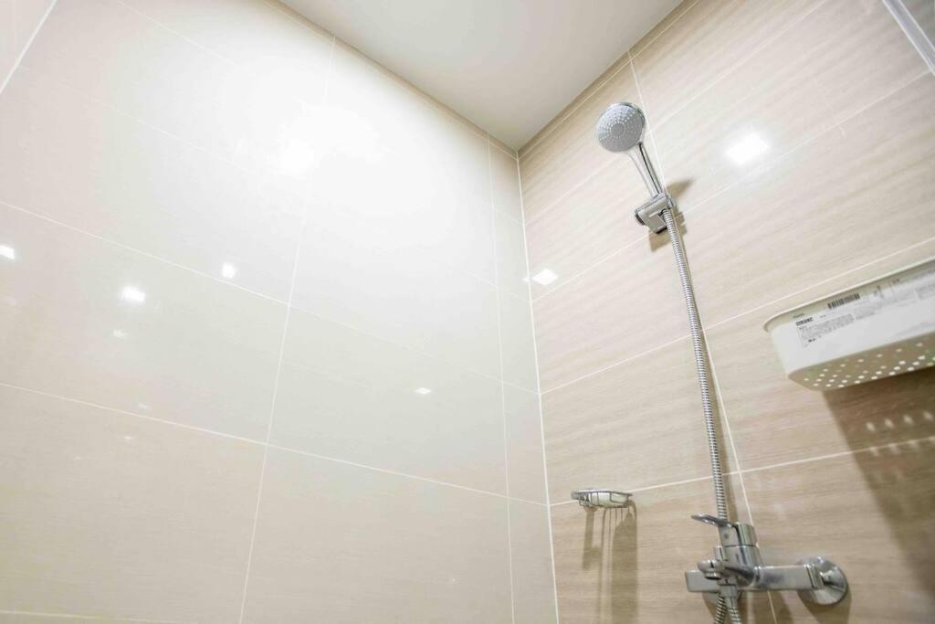 Apartment Cozy 1br With Balcony And Netflix In Uptown Bgc *