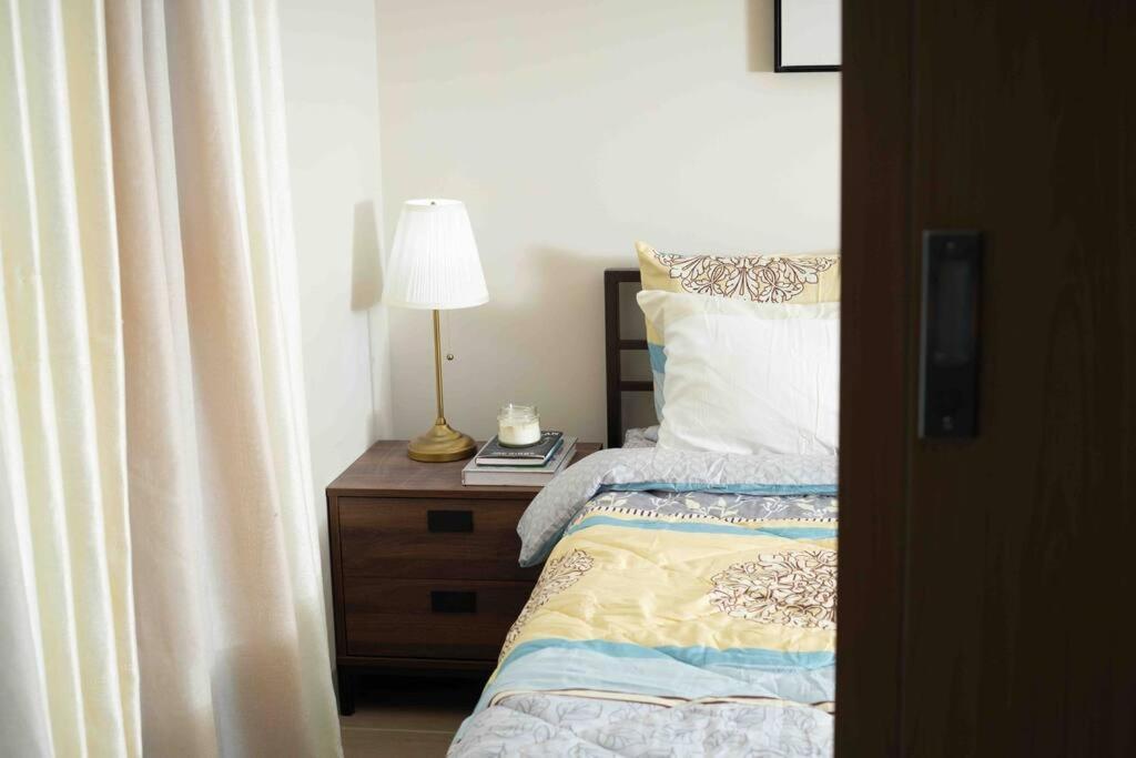 Cozy 1br With Balcony And Netflix In Uptown Bgc Apartment *