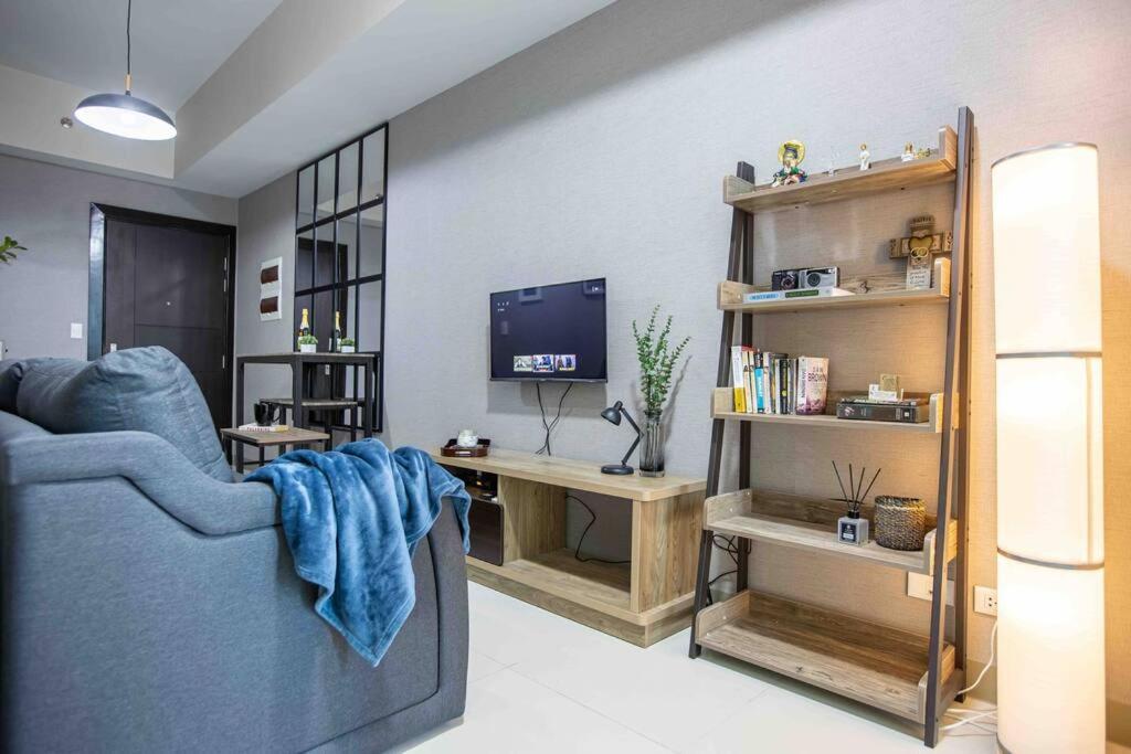 Apartment Cozy 1br With Balcony And Netflix In Uptown Bgc