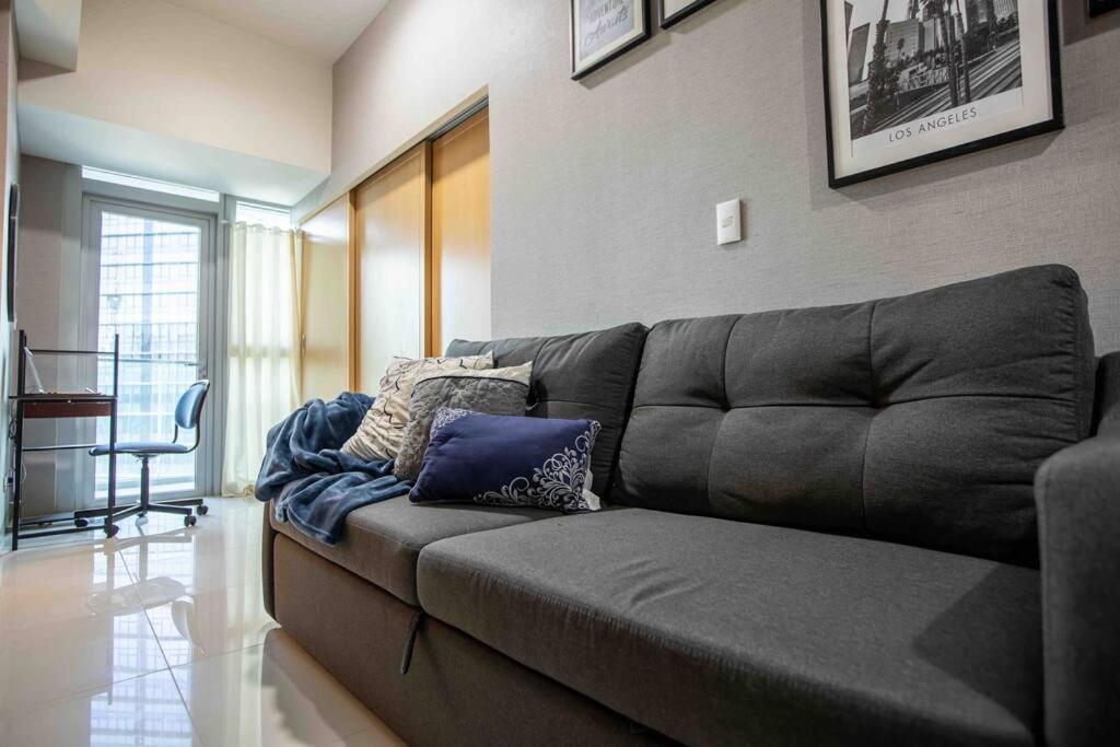 Cozy 1br With Balcony And Netflix In Uptown Bgc Manila