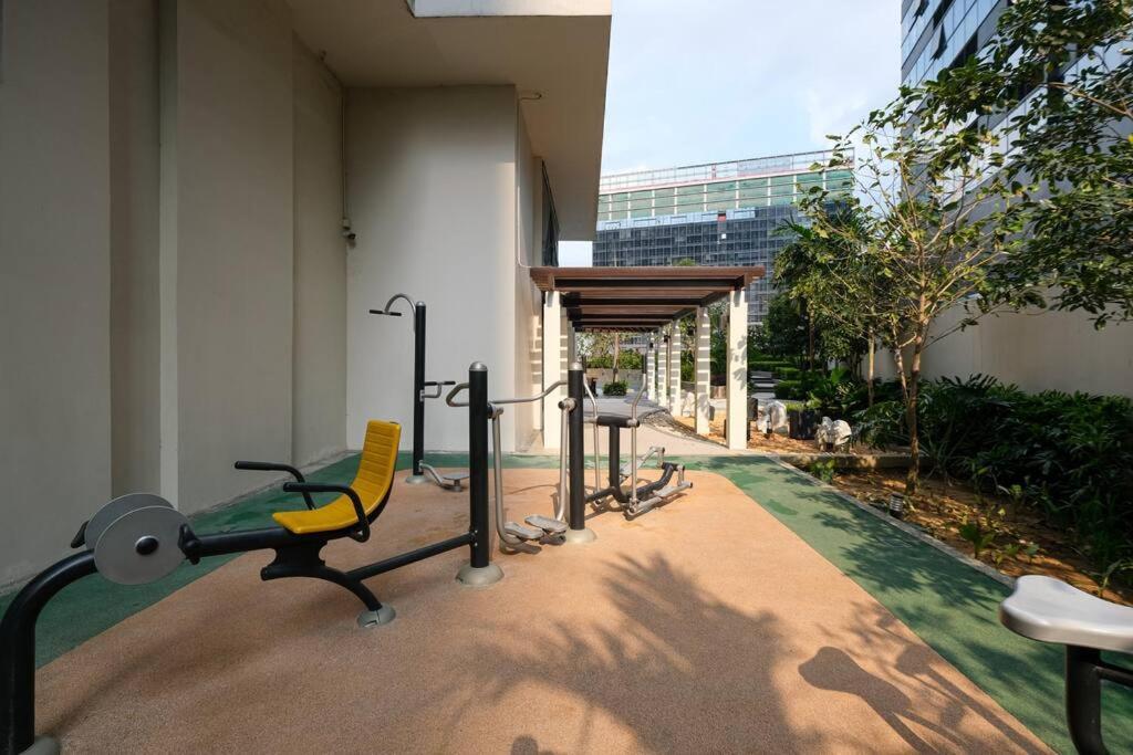 Cozy 1br With Balcony And Netflix In Uptown Bgc Apartment