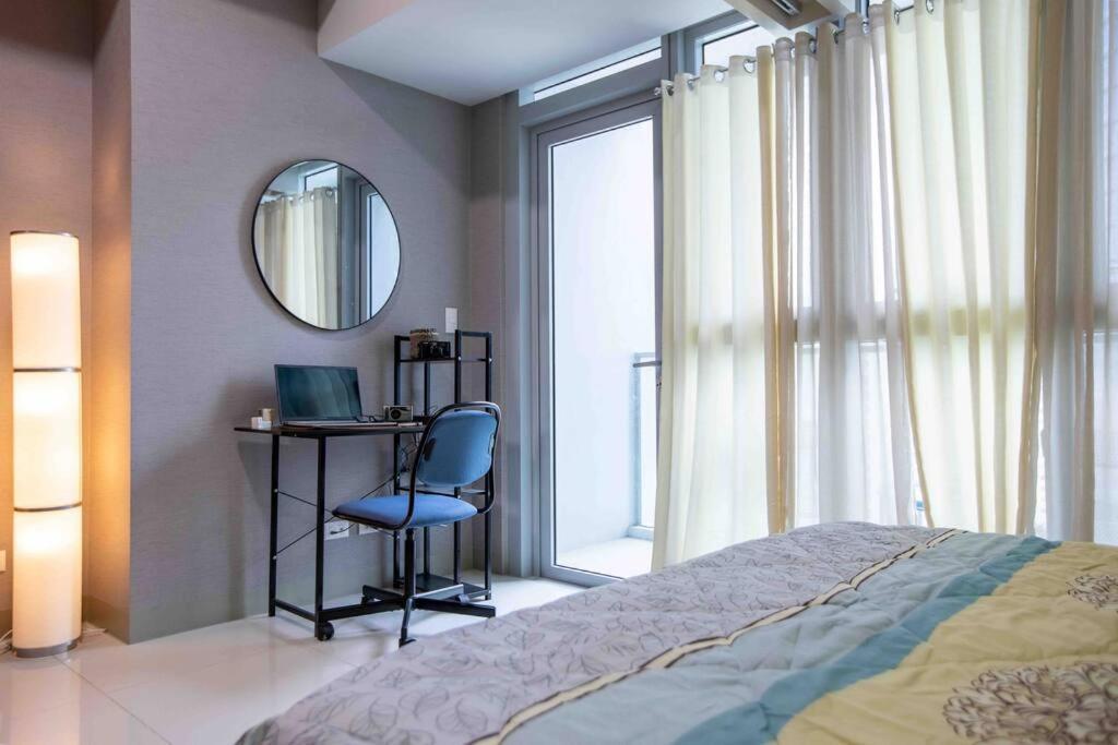 Cozy 1br With Balcony And Netflix In Uptown Bgc *