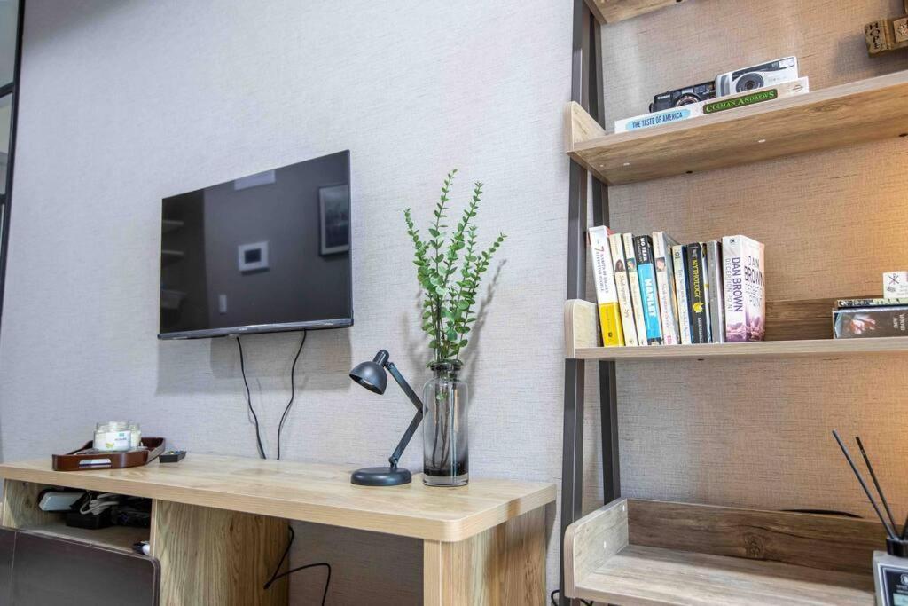 Cozy 1br With Balcony And Netflix In Uptown Bgc Apartment