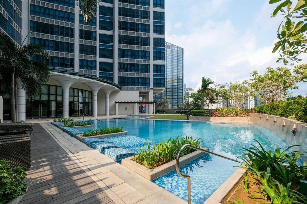 Cozy 1br With Balcony And Netflix In Uptown Bgc *