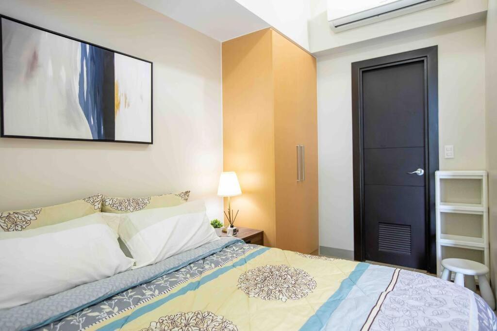 Cozy 1br With Balcony And Netflix In Uptown Bgc Apartment Manila