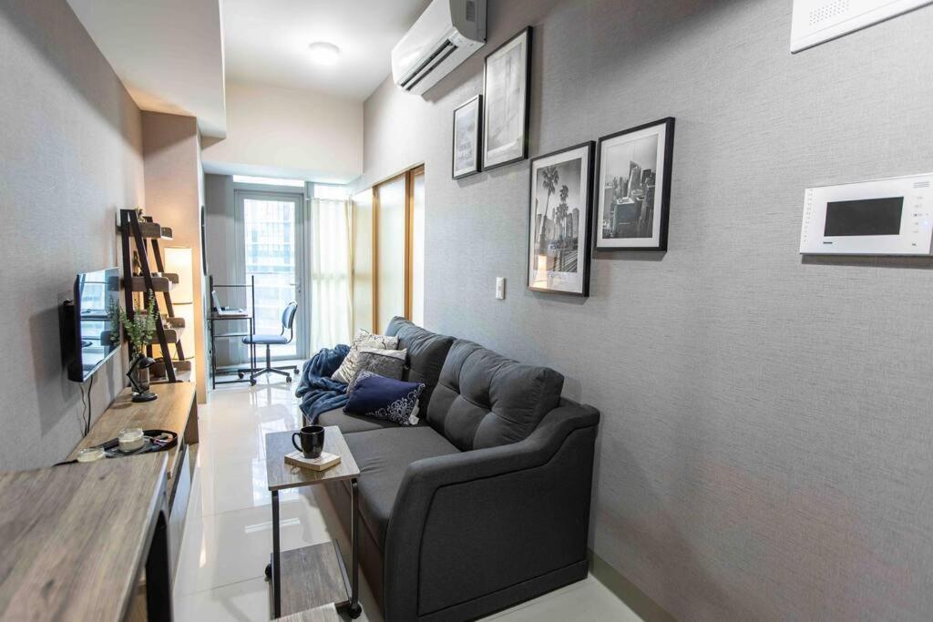 Cozy 1br With Balcony And Netflix In Uptown Bgc Manila