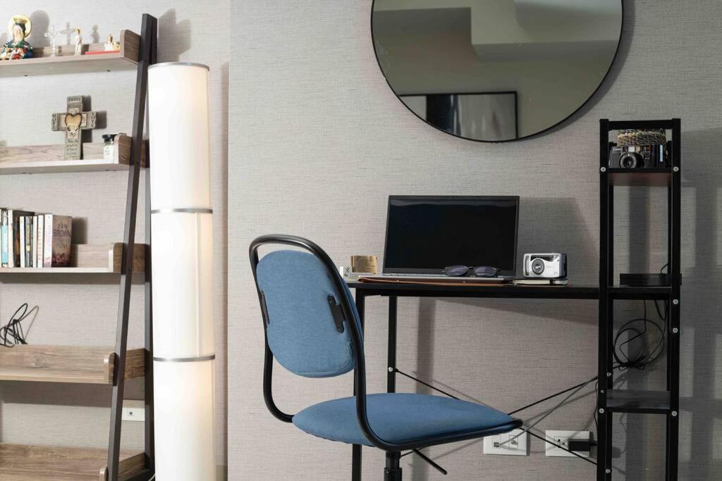 Apartment Cozy 1br With Balcony And Netflix In Uptown Bgc *