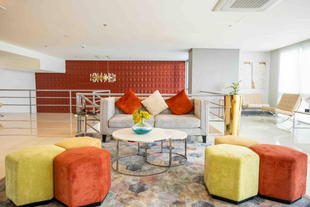 Cozy 1br With Balcony And Netflix In Uptown Bgc Apartment *