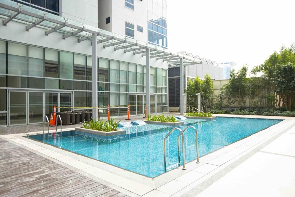 Apartment Cozy 1br With Balcony And Netflix In Uptown Bgc Manila