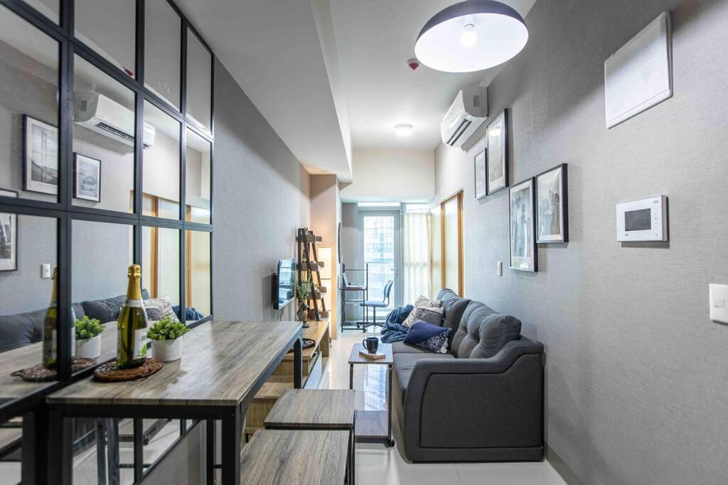 Apartment Cozy 1br With Balcony And Netflix In Uptown Bgc