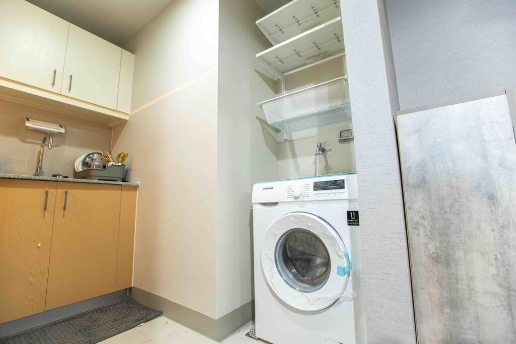 Cozy 1br With Balcony And Netflix In Uptown Bgc * Manila