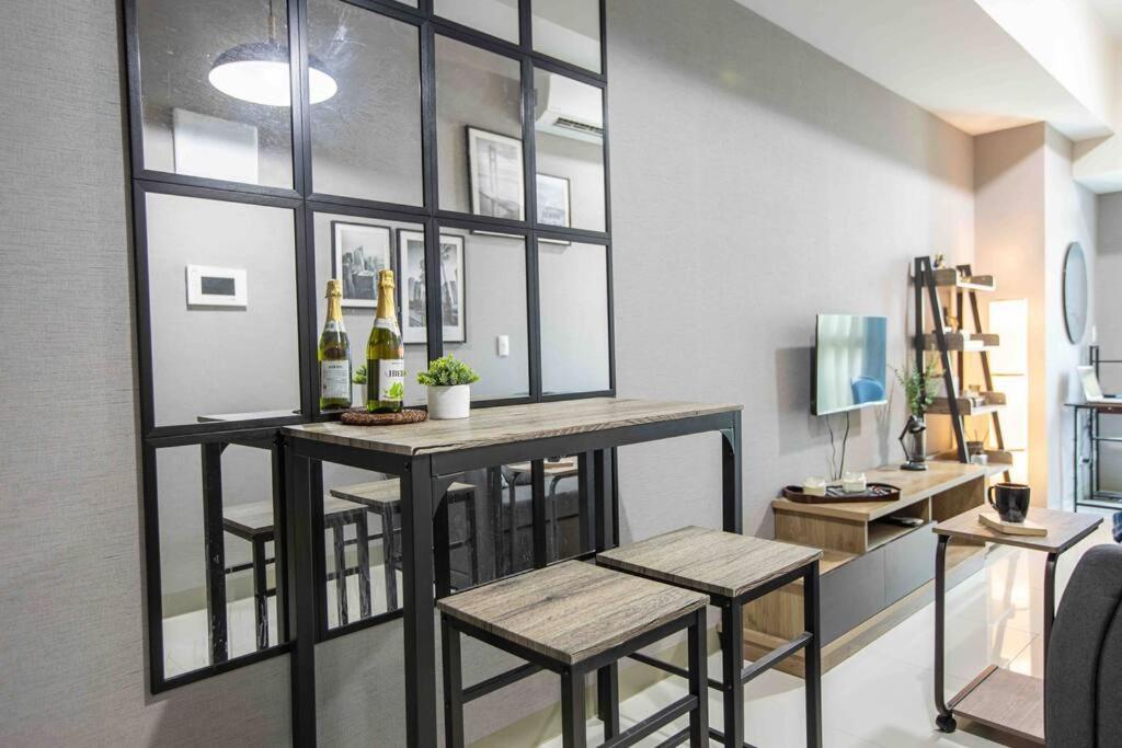 Apartment Cozy 1br With Balcony And Netflix In Uptown Bgc *