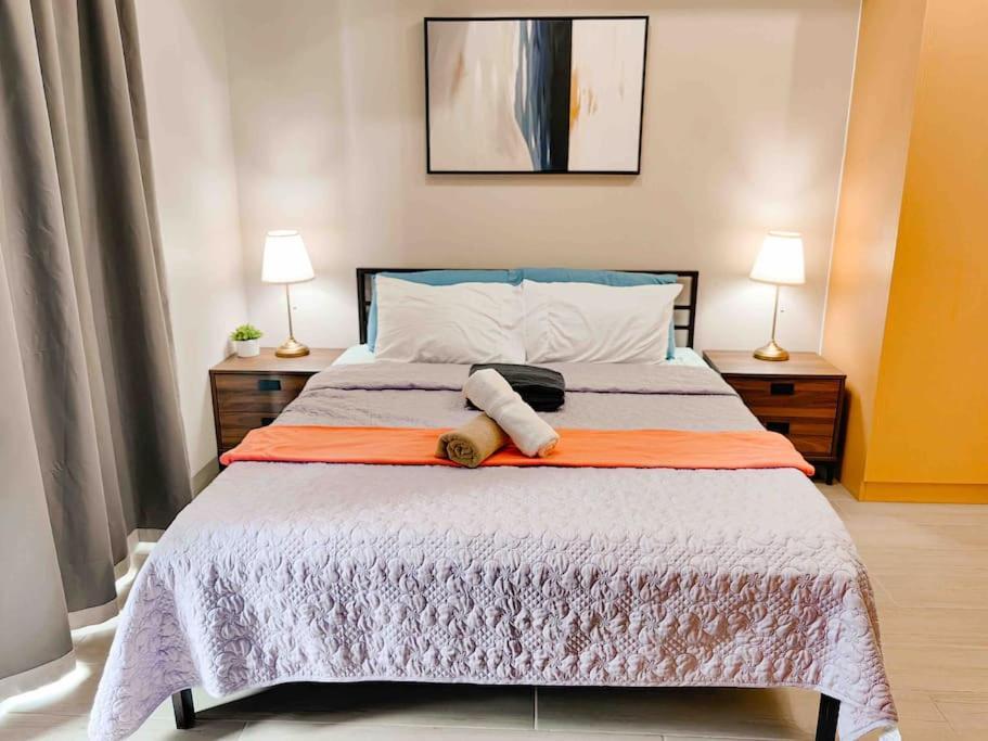 Cozy 1br With Balcony And Netflix In Uptown Bgc *