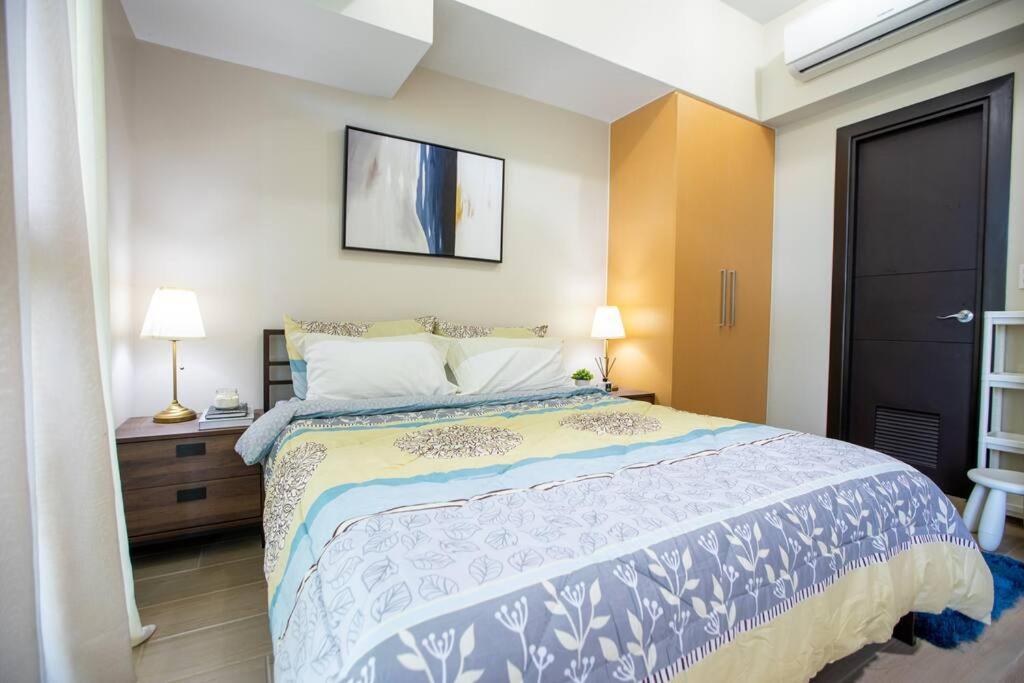 Cozy 1br With Balcony And Netflix In Uptown Bgc Apartment Manila