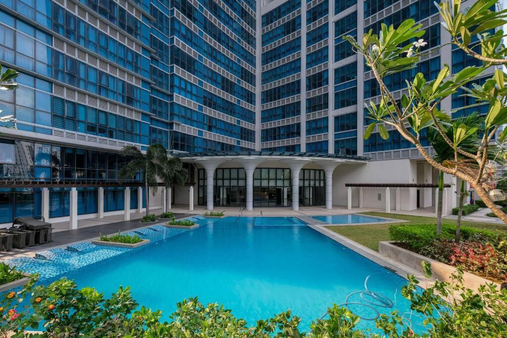 Cozy 1br With Balcony And Netflix In Uptown Bgc Apartment