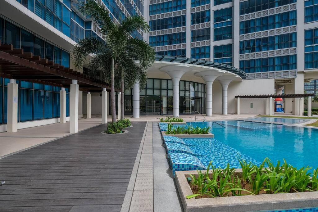 Cozy 1br With Balcony And Netflix In Uptown Bgc