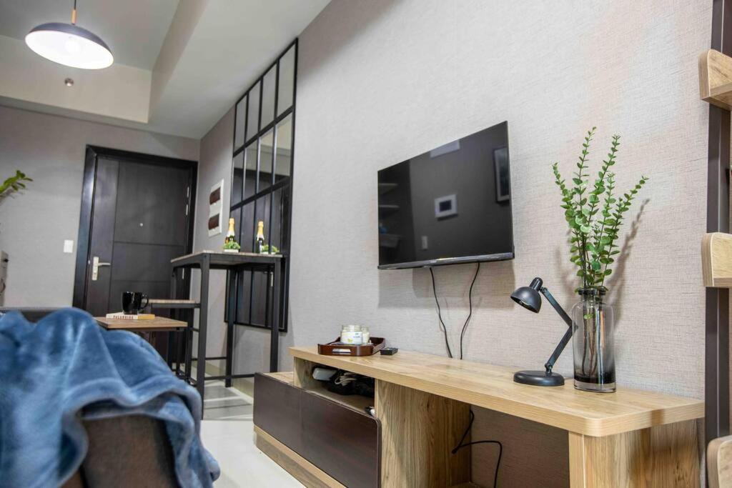 Apartment Cozy 1br With Balcony And Netflix In Uptown Bgc Manila