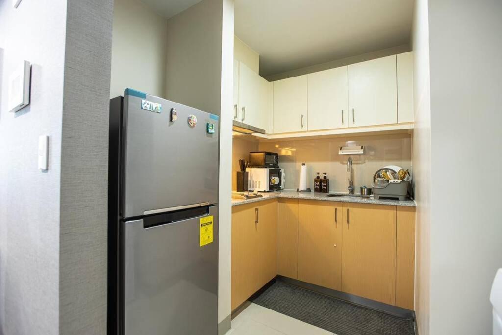 Cozy 1br With Balcony And Netflix In Uptown Bgc * Manila