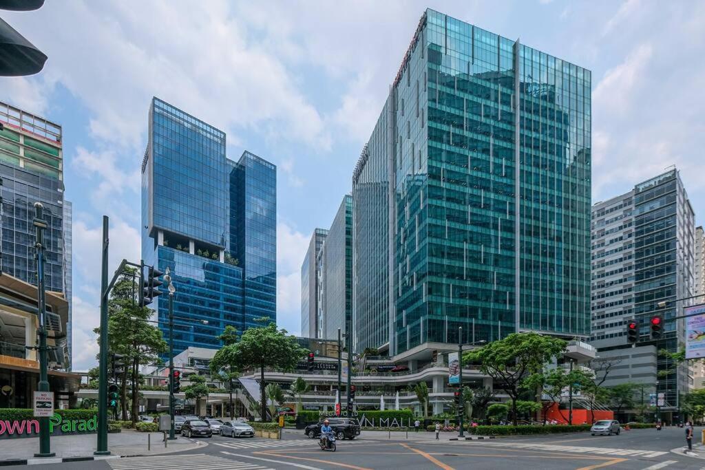 Apartment Cozy 1br With Balcony And Netflix In Uptown Bgc Manila