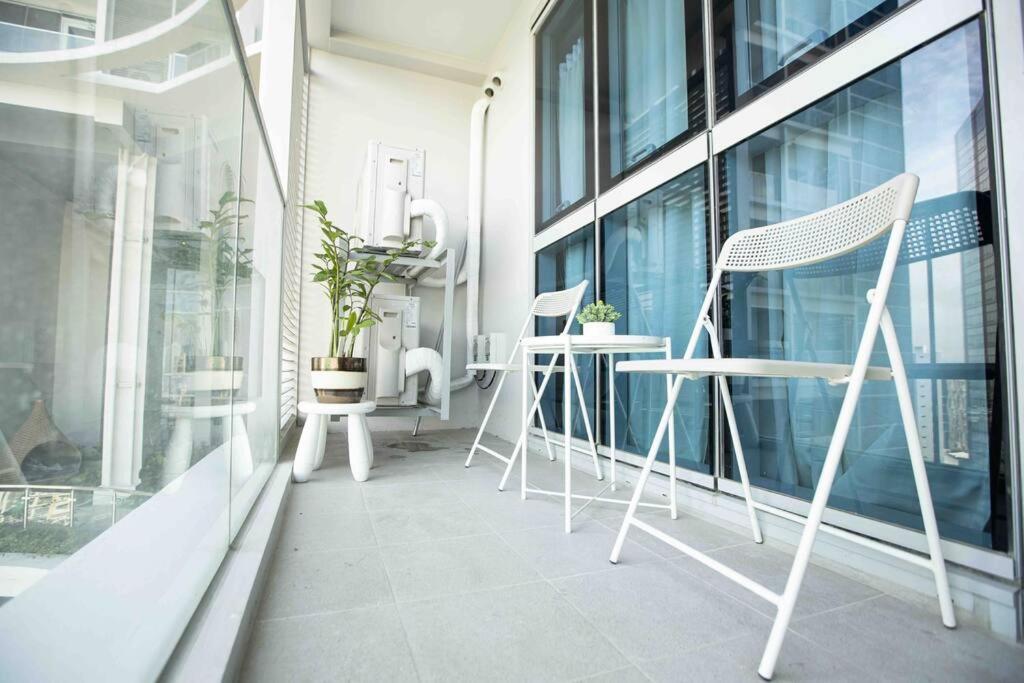 Cozy 1br With Balcony And Netflix In Uptown Bgc * Manila