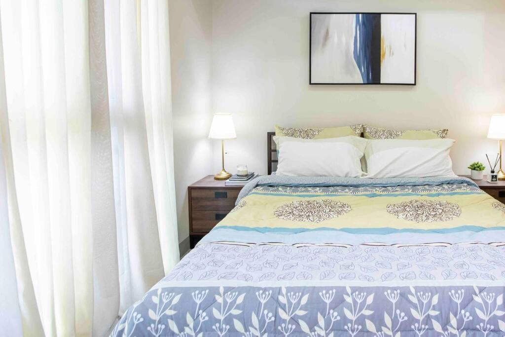 Cozy 1br With Balcony And Netflix In Uptown Bgc Manila