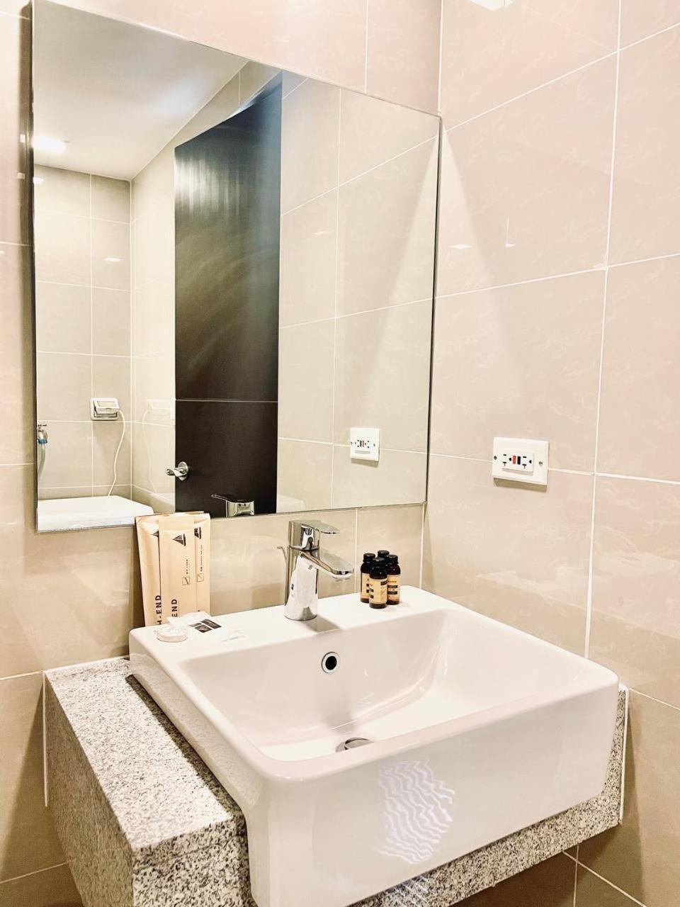 Thompson - 2 Beds, Uptown Parksuites Tower 1 25f Apartment Manila