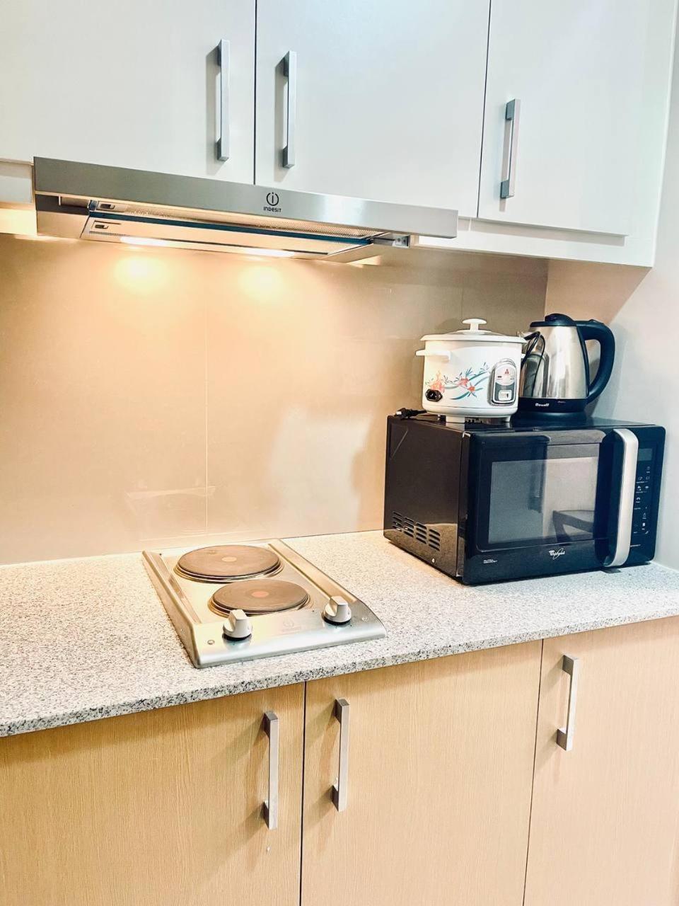Thompson - 2 Beds, Uptown Parksuites Tower 1 25f Apartment Manila