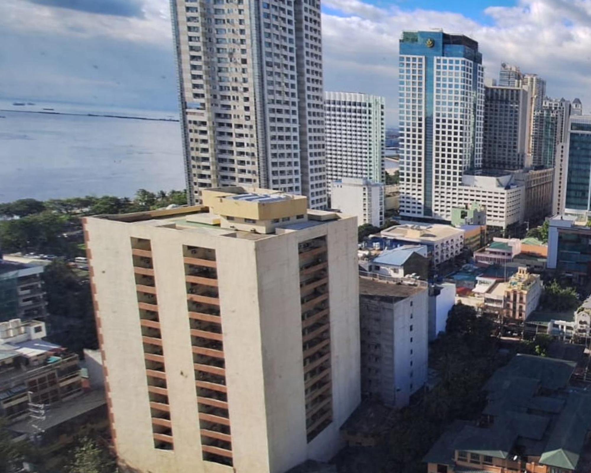 Apartment Bayview Luxury Condos: Poolside Balcony Retreats *