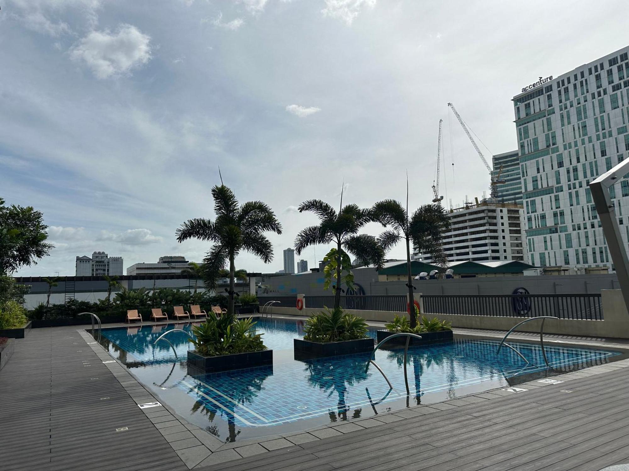 Cozy With Queen Size Bed In Araneta Quezon *