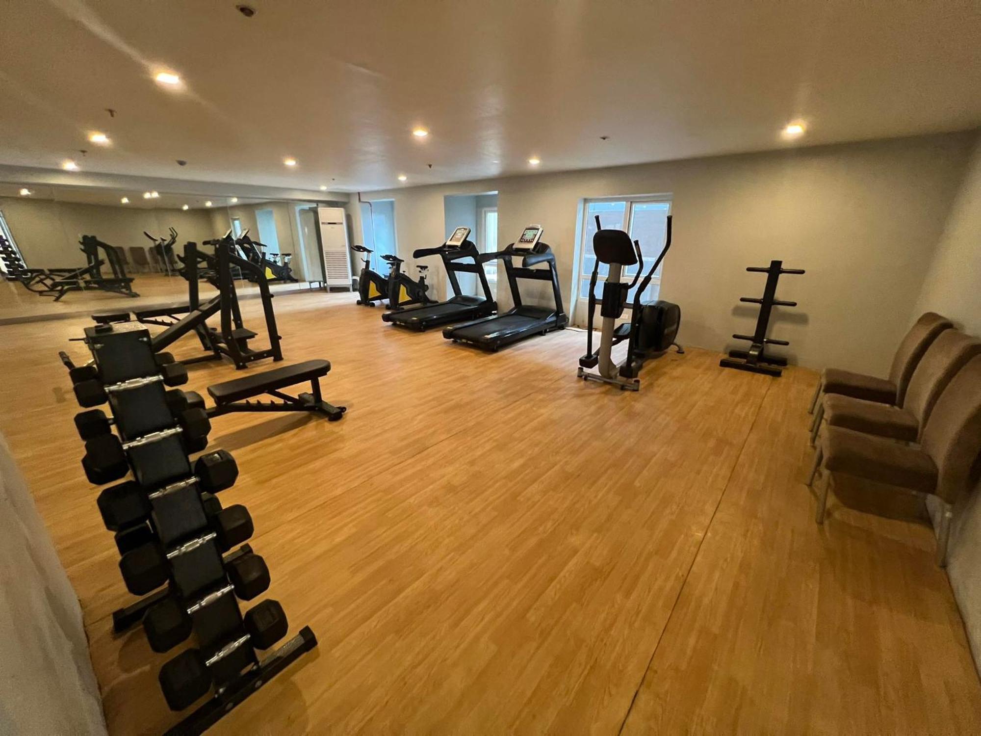 Apartment Staycation W/ Free Pool At Victoria Sports Manila