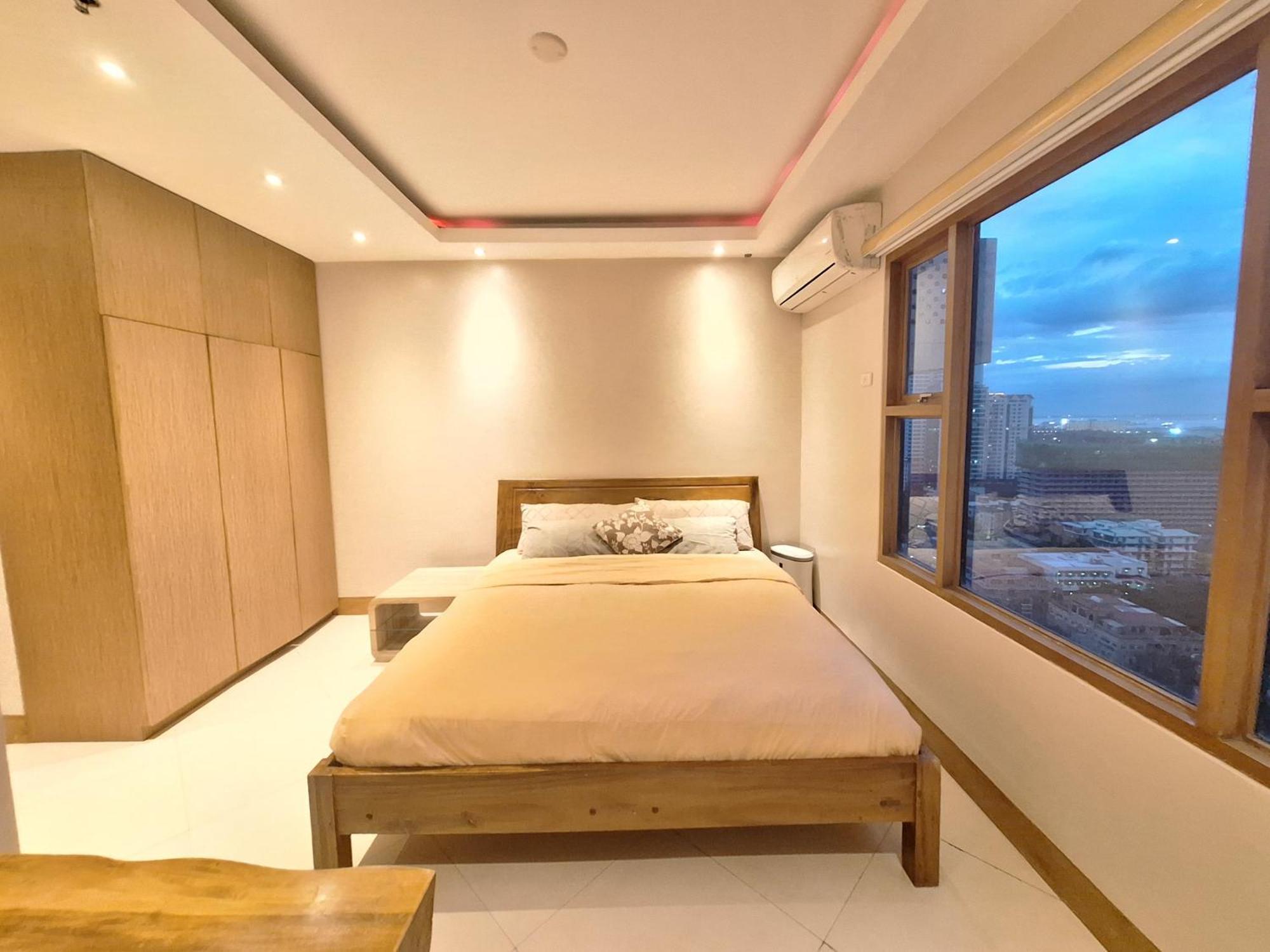 Bayview Luxury Condos: Poolside Balcony Retreats