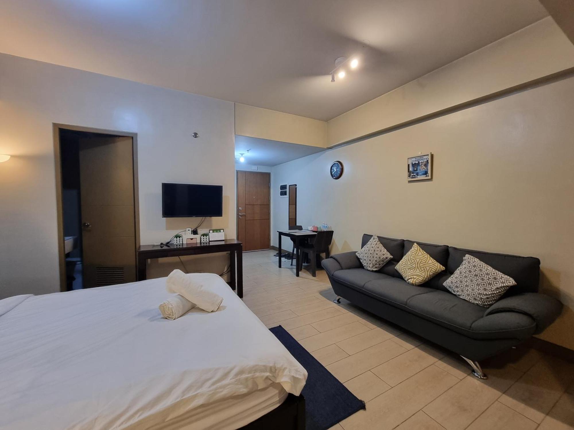 Palm Tree Near Mnl Airport Terminal 3 By Elr Apartment Manila