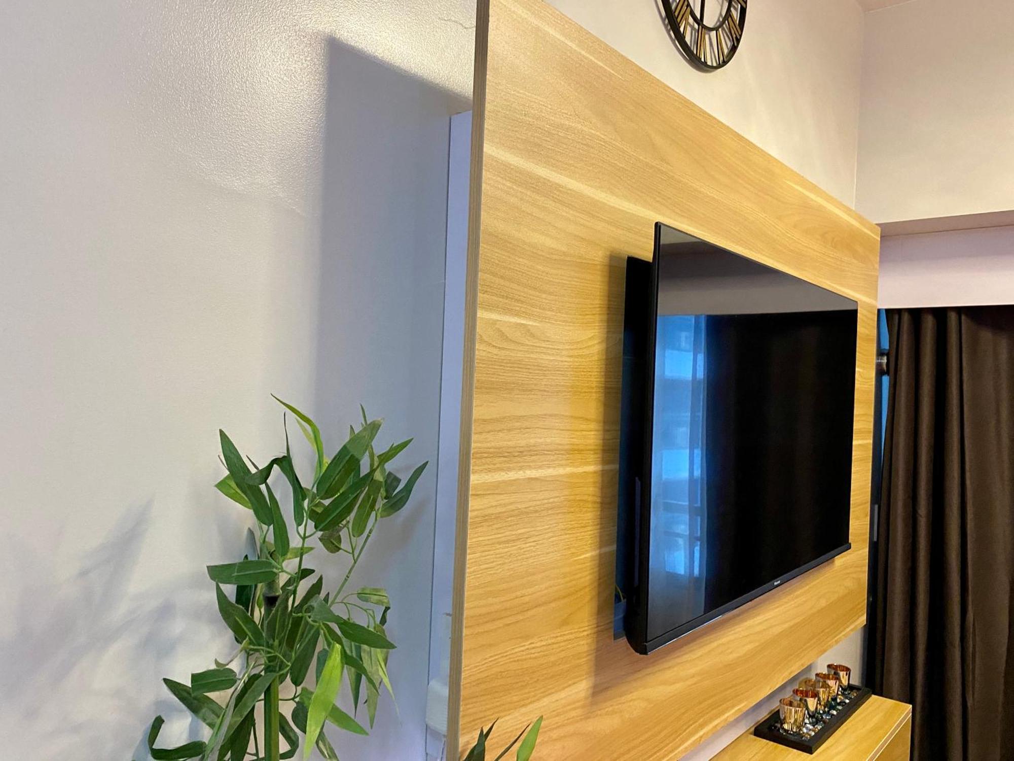 Woodland Elegance Retreat Symphony Of Artistry With Blazing Fast 300 Mbps Apartment