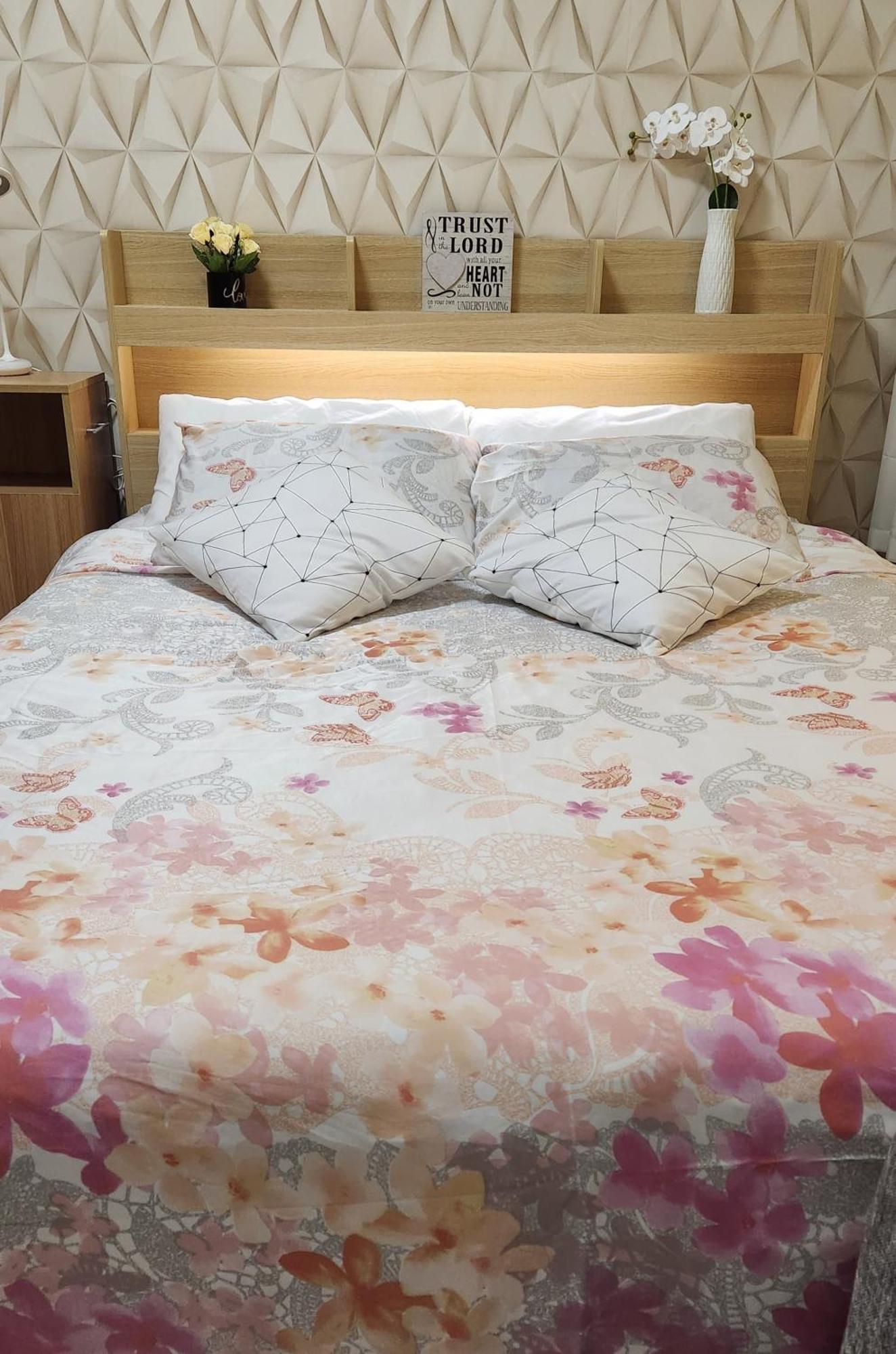 House Of B&y At 101 Newport Across Naia T3 *