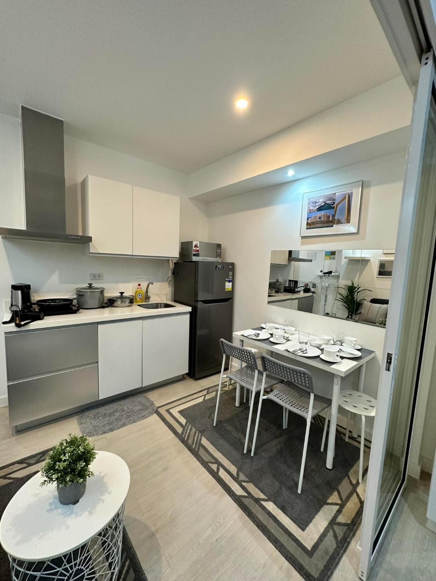Quelson's Pad In Azure Beach Residences With Wave Pool Access Aparthotel Manila